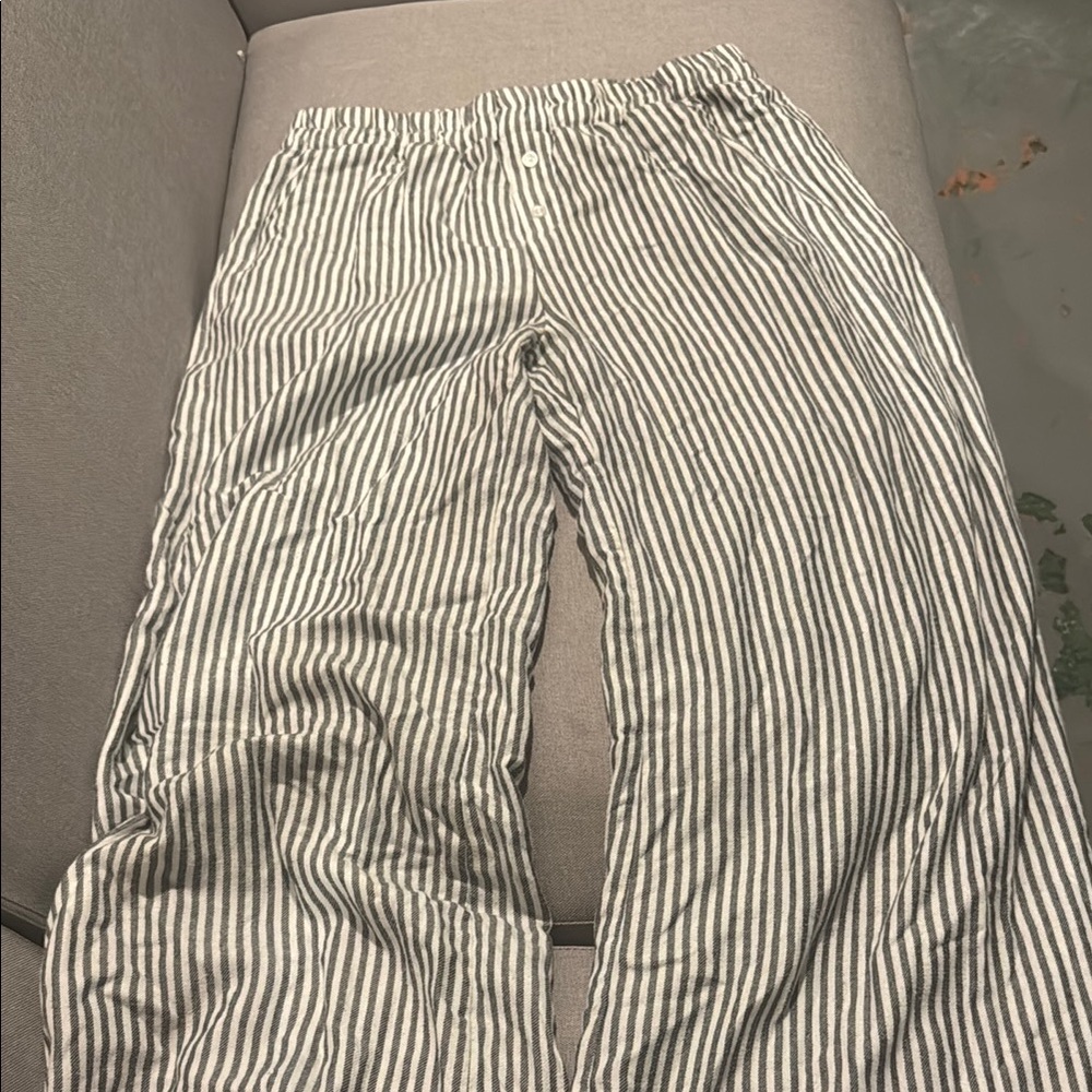 Sincerely Jules Gray wide leg pants with Pinstripe Pattern
Womens size large